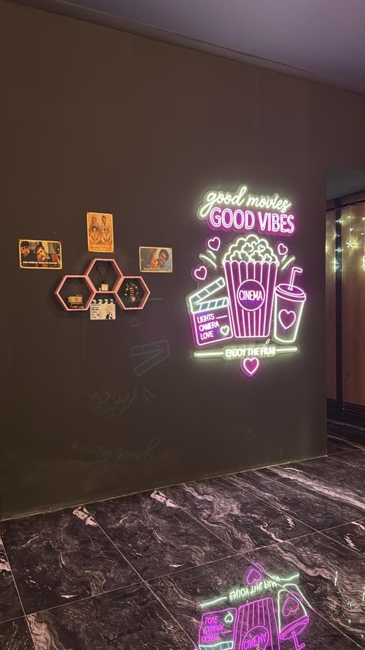 Cineamour koridorunda pembe neon tabela: good movies good vibes